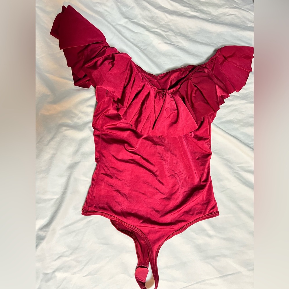 Elegant Red Ruffle Off-Shoulder Top colombiana  con faja abdominal